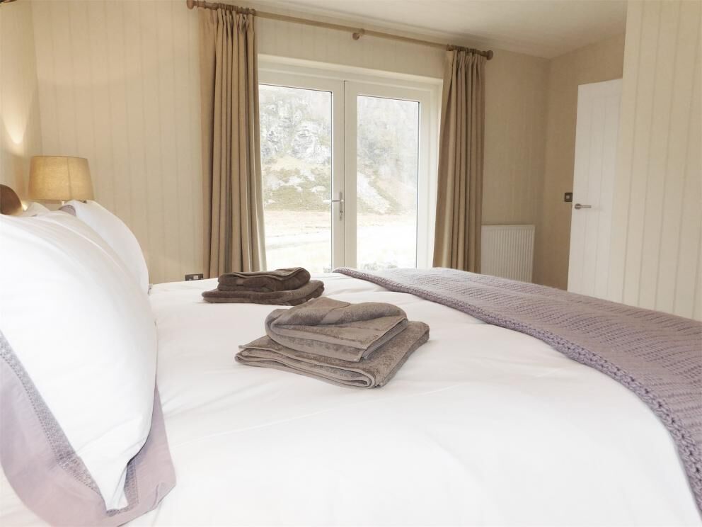 professors-cottage-heights-of-kinlochewe-kinlochewe-double-bedroom-01
