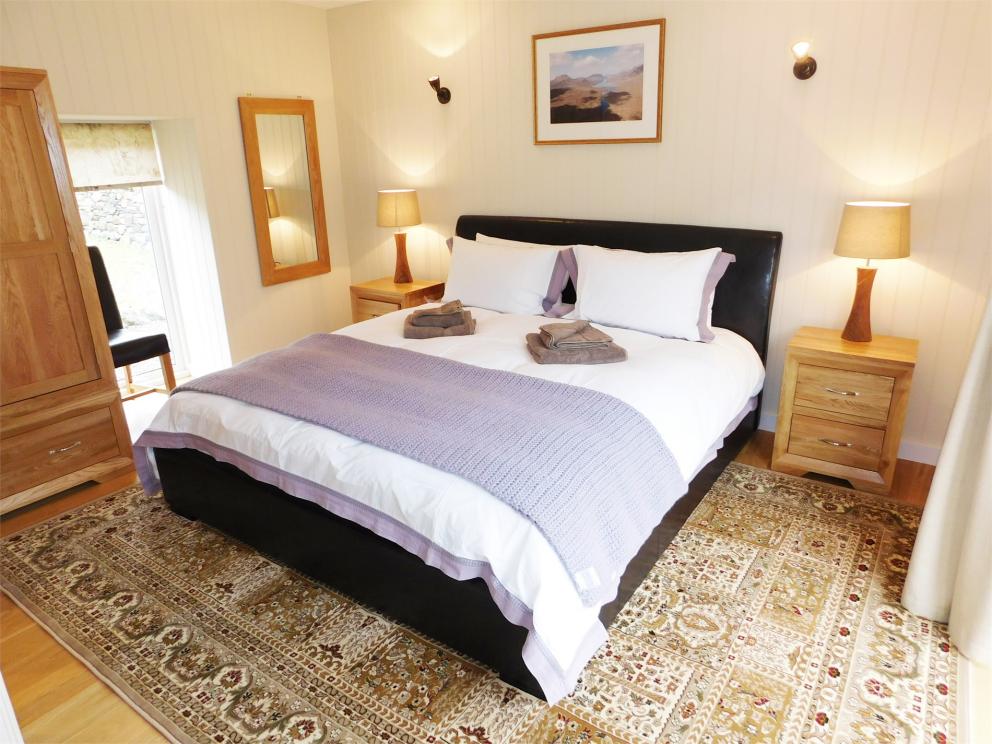 professors-cottage-heights-of-kinlochewe-kinlochewe-double-bedroom-02