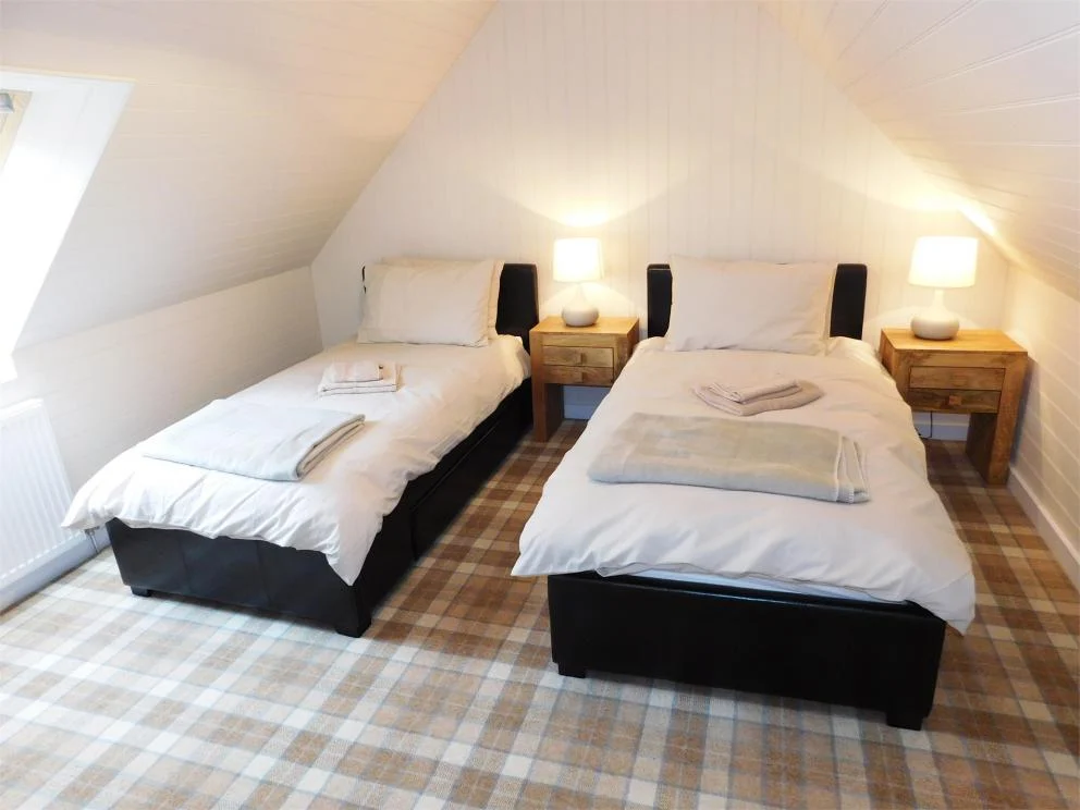 professors-cottage-heights-of-kinlochewe-kinlochewe-twin-bedroom-01